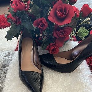 Zara woman available in black size 42